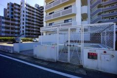 しっかりと扉の閉まるゴミ置き場。ゴミが散らかる心配もありません。