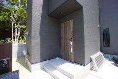 家の顔となる玄関扉がかっこいいと、たくさんの人を招き入れたくなりますね＾＾奥まって設置されており、雨にも濡れにくくなっています。
