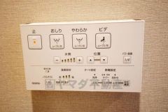 温水、暖房、ウォシュレット付の高機能トイレです。