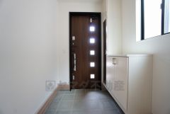 同仕様写真。ご家族の靴をスッキリと片付けられるシューズボックス付きの玄関です＾＾スッキリと片付いた玄関は気持ちがいいです。