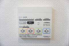 同仕様写真。浴室暖房乾燥機付き＾＾梅雨の時期や花粉、PM2.5が酷いときなどの洗濯を干すのに重宝しそうですね＾＾
