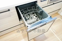 食事の後の手間を解消する食器洗い乾燥機付。冬場の洗い物で手荒れの悩みもなくなります。手洗いよりも節約できて便利。