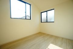2面採光を確保した明るい室内は、風通しも良く、大変居心地の良い空間となっております。日当たりがよく、子供部屋としての利用もおすすめ。
