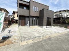 駐車スペースはゆとりある2台分を確保。マイカー用に、お客さま用に、余裕を持ってご利用いただけます＾＾