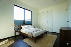 家具はイメージです。明るい洋室です。ベッドや机、ＴＶを置いてもゆとりのある広さです。