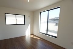 同仕様写真。寛ぎの時間を紡ぎだす主寝室は、大型ベッドを置いても余裕の広さを確保しています。