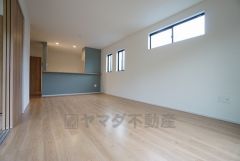 同仕様写真。リビングは広々とした設計で、家族が集い、寛ぐ暮らしの空間を演出しています。思い思いの時間を過ごしたり、家族みんなで食事をしたり、素敵な団らんの場になりますね。