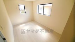 2面採光を確保した明るい室内は、風通しも良く、大変居心地の良い空間となっております。爽やかな風を感じて起きる朝は、快適生活の始まりに。