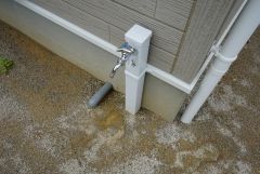 お車の洗車や外壁のお掃除などあると便利な外水栓。