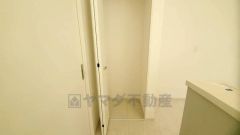 まとめ買いしてもこの収納量なら心配要らずのパントリー。調理家電や食品のストックをすっきりまとめられ、キッチン周りを広々使えます。