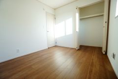 各部屋に収納が完備されているので、お荷物が増えても安心の設計です。