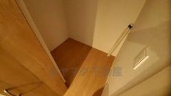 掃除機や扇風機などよく使う家電や日用品、備品などの収納に便利です。