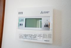 キッチン横からお湯張り、追い炊き、足し湯がボタン一つで楽々操作できる給湯機リモコンです。忙しい夕飯準備の時間帯に重宝しますね。