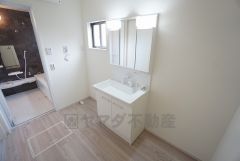 同仕様写真。三面鏡つき洗面台。鏡裏にたっぷりとした収納スペースがあります。鏡を閉めてしまえば小物は見えないため、スッキリとした印象の洗面台にできます。