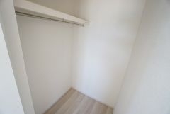 同仕様写真。収納力豊富なウォークインクローゼット。洋服や小物などを1箇所にまとめて美しい収納を実現します。スーツケースのような大型の荷物も置けます＾＾
