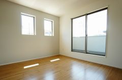 同仕様写真。主寝室としてお使いいただけそうなこちらのお部屋は、日当たりが良く、爽やかな風を感じて起きる朝は、快適生活の始まりに。