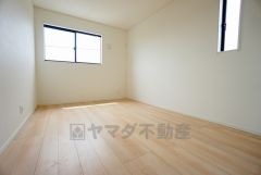 暖かい日差しが差し込む洋室。たっぷり収納できるクローゼット付きでお部屋の中をすっきりと快適に保てます。