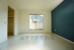 同仕様写真。住む人のこだわりを活かす洋室。日当たりがよく、寝室としての利用もおすすめ。広めのクローゼットには荷物をすっきり片付けられ、ゆとりのある暮らしが出来ます＾＾