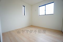 暖かい日差しが差し込む洋室。たっぷり収納できるクローゼット付きでお部屋の中をすっきりと快適に保てます。