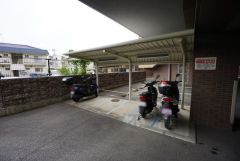 バイク置き場。