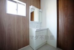 三面鏡つき洗面台。鏡裏にたっぷりとした収納スペースがあります。鏡を閉めてしまえば小物は見えないため、スッキリとした印象の洗面台にできます。