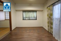 家具家電撤去後のイメージです。大きな窓のあるリビングは、陽光あふれる明るい空間です。居心地良く、ご家族皆がゆったり寛げる憩いの空間となりそうです。