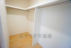 同仕様写真。収納力豊富なウォークインクローゼット。洋服や小物などを1箇所にまとめて美しい収納を実現します。スーツケースのような大型の荷物も置けます＾＾