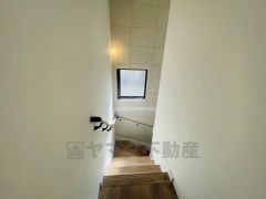 同仕様写真。階段には小窓を配置しました。日中でも暗くなりがちな階段下が明るくなり安全ですね。