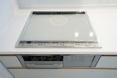 汚れてもサッとふける、お手入れのしやすいIHクッキングヒーター。オール電化なので経済的です。
