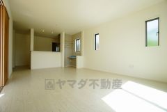 リビングは広々とした設計で、家族が集い、寛ぐ暮らしの空間を演出しています。