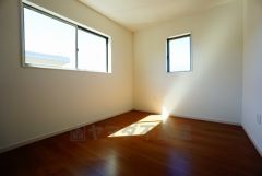 同仕様写真。2面採光を確保した明るい室内は、風通しも良く、大変居心地の良い空間となっております。爽やかな風を感じて起きる朝は、快適生活の始まりに。