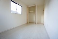 同仕様写真。住む人のこだわりを活かす洋室。日当たりがよく、寝室としての利用もおすすめ。広めのクローゼットには荷物をすっきり片付けられ、ゆとりのある暮らしが出来ます＾＾
