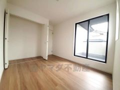 2面採光を確保した明るい室内は、風通しも良く、大変居心地の良い空間となっております。爽やかな風を感じて起きる朝は、快適生活の始まりに。