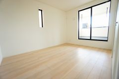 暖かい日差しが差し込む洋室。たっぷり収納できるクローゼット付きでお部屋の中をすっきりと快適に保てます。