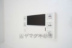 湯量・湯温の設定、そして保温までワンタッチのフルオートバス。便利な追い炊き機能付きです。