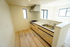 リビングやダイニングからキッチン周りが丸見えにならない対面式キッチン。テレビ鑑賞や家族との対話がしやすく、ご家族の温かい時間を演出します。