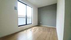 ご夫婦お二人のプライベートシーンを演出する寝室は、大容量のウォークインクローゼット付き。