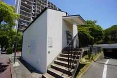 しっかりと扉の閉まるゴミ置き場。ゴミが散らかる心配もありません。敷地内にあるため、スムーズにゴミ出しができます。