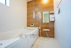 1日の疲れを癒すくつろぎのバスルーム。足を伸ばしてもゆったりと入れるサイズです。お子様と一緒にお風呂に入っても狭くないですね^^