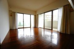 大きな窓のあるリビングは、陽光あふれる明るい空間です。居心地良く、ご家族皆がゆったり寛げる憩いの空間となりそうです。