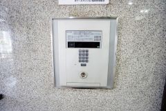 オートロックは、外部の人が自由に建物内に出入りできないため、不審者の侵入防止効果があります。