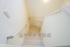 踏み場の広い、手摺付き階段です。踏み場の広い階段は、高齢の方でも安心できますね^^