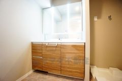 三面鏡つき洗面台。鏡裏にたっぷりとした収納スペースがあります。鏡を閉めてしまえば小物は見えないため、スッキリとした印象の洗面台にできます。