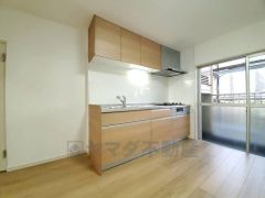 部屋の端に位置する壁付けキッチンは、デッドスペースができにくく、リビング・ダイニングを無駄なく広く活用できます。