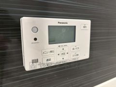 湯量・湯温の設定、そして保温までワンタッチのフルオートバス。便利な追い炊き機能付きです。