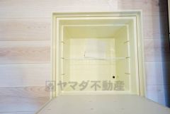 キッチンにある床下収納は、居住スペースを減らさずに買い置きの調味料や非常食などを保管することができます。