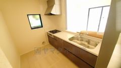 リビングやダイニングからキッチン周りが丸見えにならない対面式キッチン。テレビ鑑賞や家族との対話がしやすく、ご家族の温かい時間を演出します。