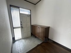 採光も考えられた明るい玄関です。家族全員の靴がきれいに整頓できます。棚の上にお花や写真を飾っても良いですね。