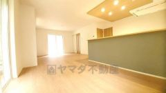 リビングは広々とした設計で、家族が集い、寛ぐ暮らしの空間を演出しています。思い思いの時間を過ごしたり、家族みんなで食事をしたり、素敵な団らんの場になりますね。