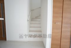 ご年配の方でも安心できる、手すり付き階段です＾＾段差も低めで設定されており、安全性にも優れていますね＾＾